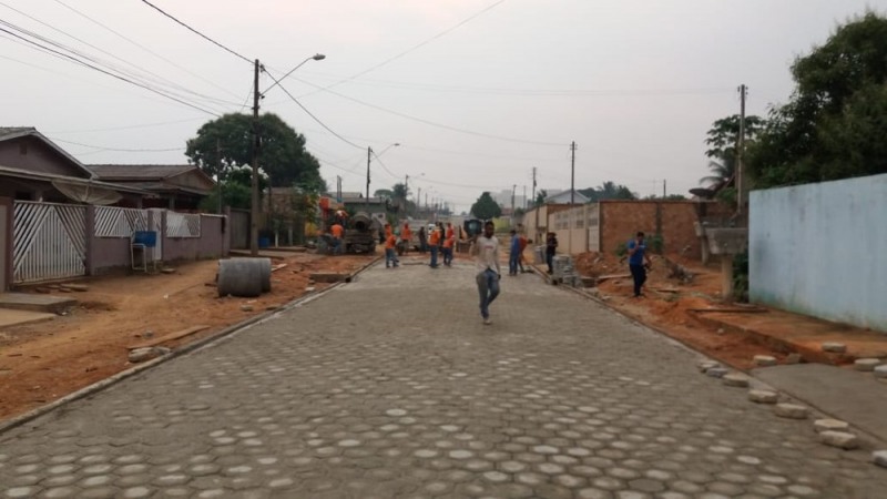 Ruas s&atilde;o asfaltadas com m&atilde;o-de-obra de apenados em Buritis (RO) â Foto: Sejus/Divulga&ccedil;&atilde;o (Foto: G1 RO)