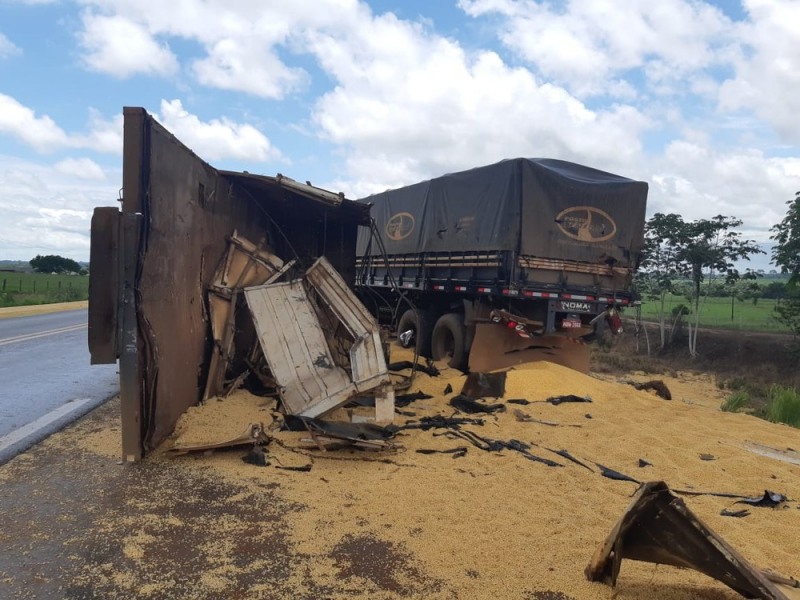 Caminh&atilde;o carregado de soja se envolveu em acidente na BR-364 em RO â Foto: PRF/Divulga&ccedil;&atilde;o (Foto: G1 RO)