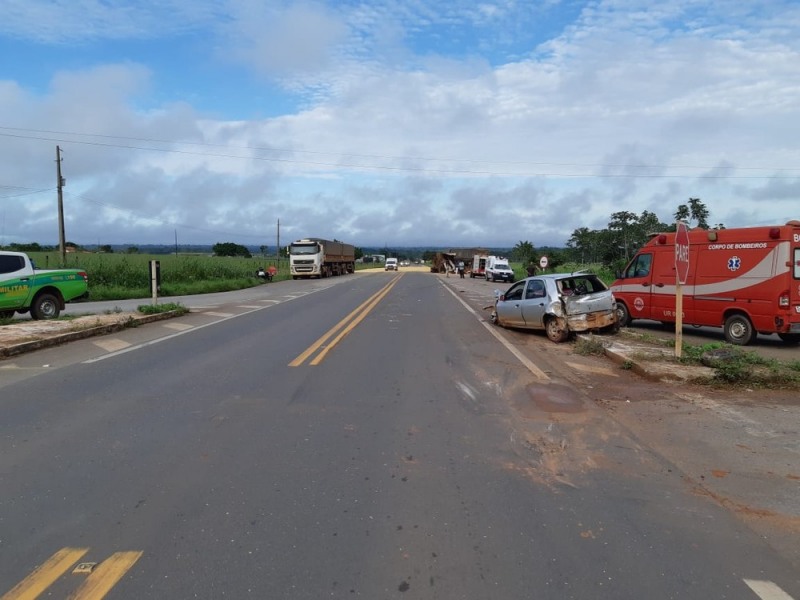 Carro de passeio ficou parcialmente destru&iacute;do ap&oacute;s colis&atilde;o com carretas â Foto: PRF/Divulga&ccedil;&atilde;o (Foto: G1 RO)