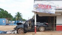 MOTORISTA PERDE O CONTROLE DO VE&Iacute;CULO E INVADE COM&Eacute;RCIO EM MACHADINHO - Foto: ANOTICIAMAIS