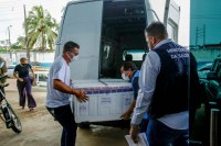DESESPERADOR: ROND&Ocirc;NIA &Eacute; O &Uacute;LTIMO COLOCADO EM APLICA&Ccedil;&Atilde;O DE VACINAS CONTRA O CORONAV&Iacute;RUS NO PA&Iacute;S - Foto: com  UOL, Extra, F.S.P., E.SP, O Globo