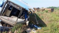 ACIDENTE NA BR - 421  ENVOLVENDO CAMINH&Atilde;O E &Ocirc;NIBUS DA MARLIM DEIXA PASSAGEIROS GRAVEMENTE FERIDOS - Foto: RONDONIAVIP
