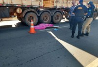 MOTOCICLISTA MORRE ESMAGADO POR CARRETA NA BR - 364 AP&Oacute;S BATER NA TRASEIRA DE CARRO - Foto: ASSESSORIA