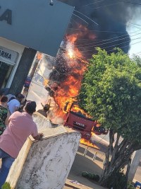 CAMINH&Atilde;O DE RA&Ccedil;&Atilde;O  E DESTRU&Iacute;DO PELO FOGO NA AVENIDA PRINCIPAL NO MUNIC&Iacute;PIO DE CACAUL&Acirc;NDIA, V&Iacute;DEOS - Foto: EDIRCEU LIMA