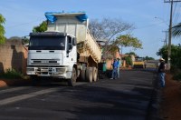 AP&Oacute;S ANOS DE ESPERA RUAS DO BAIRRO "GERSON NECO" COME&Ccedil;AM A SEREM ASFALTADAS - Foto: ASSESSORIA