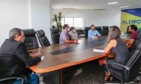 PRESIDENTE ALEX REDANO QUER SOLU&Ccedil;&Atilde;O NA EMISS&Atilde;O DO "DAP" PARA PRODUTORES DO ASSENTAMENTO CANA&Atilde; - Foto: EDIRCEU LIMA com informa&ccedil;&otilde;es da assessoria