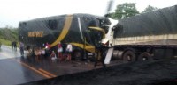 ACIDENTE NA BR - 364 ENVOLVENDO CARRETA BI TREM E &Ocirc;NIBUS DEIXA PELO MENOS 03 MORTOS - Foto: DA REDA&Ccedil;&Atilde;O