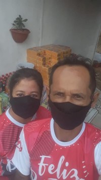 QUANDO SE QUER FAZ: CASAL DISTRIBUI KITS DE P&Aacute;SCOA PARA CRIAN&Ccedil;AS NO SETOR  - 09 EM ARIQUEMES - Foto: EDIRCEU LIMA