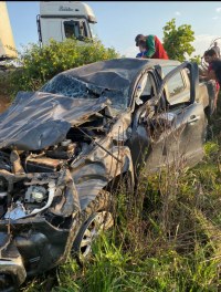 EMPRES&Aacute;RIO CAPOTA CAMINHONETE NA BR - 364, FILHO MENOR ESTAVA NO VE&Iacute;CULO - Foto: JARUONLINE
