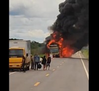 &Ocirc;NIBUS &Eacute; DESTRU&Iacute;DO PELO FOGO NA BR- 364 PR&Oacute;XIMO AO DISTRITO DE ABUB&Atilde; - Foto: ASSESSORIA