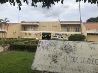 LADR&Otilde;ES INVADEM F&Oacute;RUM DE ARIQUEMES, RENDEM VIGILANTES E ROUBAM ARMAS E COLETES - Foto: G-1