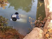 MOTORISTA PERDE O CONTROLE DO VE&Iacute;CULO E CAI DENTRO DO RIO AZUL NA BR - 257 PR&Oacute;XIMO AO 5&ordm; BEC - Foto: com informa&ccedil;&otilde;es do jarunoticias