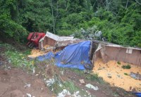 CARRETA CARREGADA DE SOJA VIRA NA BR - 364 - Foto: JARUONLINE