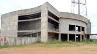 HOMEM &Eacute; ESFAQUEADO DENTRO DA CONSTRU&Ccedil;&Atilde;O DO TEATRO MUNICIPAL EM ARIQUEMES - Foto: RONDONIAVIP