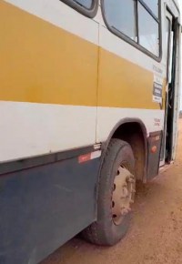 JARU: &Ocirc;NIBUS VELHOS DE EMPRESA CONTRATADA PELA PREFEITURA COLOCA EM RISCO A VIDA DOS ALUNOS - Foto: Edirceu Lima com informa&ccedil;&otilde;es do jaruonline