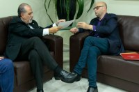 JORNALISTA ENTREGA AO PRESIDENTE DO TRIBUNAL DE JUSTI&Ccedil;A &Aacute;UDIOS VAZADOS DA OPERA&Ccedil;&Atilde;O PAU OCO - Foto: RONDONIAGORA