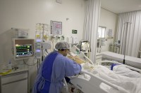 CORONAV&Iacute;RUS AVAN&Ccedil;A E AP&Oacute;S 08 MESES ROND&Ocirc;NIA VOLTA A TER PACIENTES NA FILA DE ESPERA POR LEITO DE UTI - Foto: G1-RO