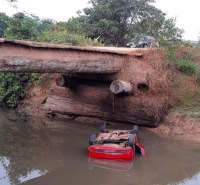 MOTORISTA PERDE O CONTROLE E CARRO CAI NO RIO PR&Oacute;XIMO A ALTO PARA&Iacute;SO - Foto: com  informa&ccedil;&otilde;es do G - 1