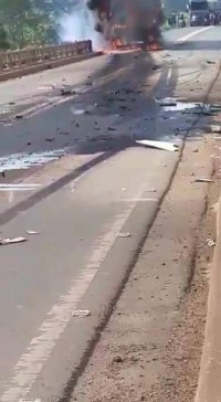 CARRETA PEGA FOGO NA BR - 364  ENTRADA DA PONTE DO RIO BRANCO PR&Oacute;XIMO A ARIQUEMES, VEJA O V&Iacute;DEO - Foto: EDIRCEU LIMA