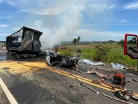 ACIDENTE ENTRE DUAS CARRETAS NA BR - 364 MATA 03 PESSOAS, 01 DELAS ERA UMA CRIAN&Ccedil;A - Foto: EDIRCEU LIMA