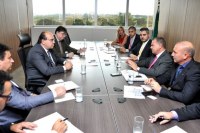 REUNI&Atilde;O DEFINE RECURSOS PARA OBRA DE AMPLIA&Ccedil;&Atilde;O DO AEROPORTO EM ARIQUEMES - Foto: ASSESSORIA