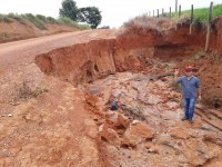 VEREADOR VANILTON CRUZ DENUNCIA QUE CRATERA E PONTE PODEM DEIXAR MORADORES DA LC - 55 ISOLADOS - Foto: EDIRCEU LIMA