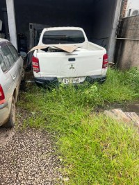 DESCASO COM DINHEIRO P&Uacute;BLICO, CAMINHONETES EST&Atilde;O ABANDONADAS EM OFICINA H&Aacute; DOIS ANOS - Foto: JARUONLINE
