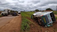 &Ocirc;NIBUS DA EMPRESA EUCATUR QUE TOMBOU NA BR - 364 &Eacute; RETIRADO DO LOCAL DO ACIDENTE - Foto: ASSESSORIA