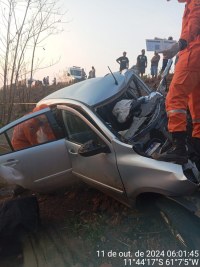 COLIS&Atilde;O FRONTAL NA BR - 364 ENTRE &Ocirc;NIBUS E CARRO DEIXA 11 FERIDOS E DUAS PESSOAS MORTAS - Foto: EDIRCEU LIMA