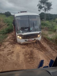 DESCASO: &Ocirc;NIBUS QUE TRANSPORTAM  ALUNOS DAS ESCOLAS DE JORGE TEIXEIRA EST&Atilde;O CAINDO AOS PEDA&Ccedil;OS - Foto: com informa&ccedil;&otilde;es do JARUONLINE