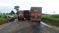 ACIDENTE NA BR - 364 PR&Oacute;XIMO A ARIQUEMES ENVOLVENDO CARRETA E CAMINHONETE  DEIXA 3 FERIDOS - Foto: ASSESSORIA