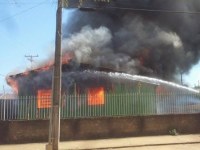 CASA &Eacute; DESTRU&Iacute;DA PELO  FOGO NO  SETOR - 06 EM  ARIQUEMES - Foto: ALERTANOTICIAS