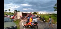 CARRETA CARREGADA DE &Oacute;LEO DE COZINHA TOMBA NA BR - 364 E POPULA&Ccedil;&Atilde;O SAQUEIA CARGA - Foto: com  informa&ccedil;&otilde;es do JARUONLINE