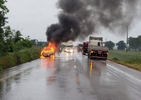 COROLLA PEGA FOGO NA BR - 364 PR&Oacute;XIMO A ITAPO&Atilde; DO OESTE - Foto: JARUONLINE