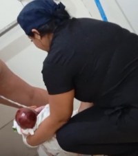 M&Eacute;DICA N&Atilde;O PODERIA SER CHAMADA E M&Atilde;E TEM FILHO DENTRO DO BANHEIRO DO HOSPITAL EM JARU - Foto: com informa&ccedil;&otilde;es do JARUONLINE