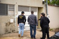 POL&Iacute;CIA CIVIL FAZ OPERA&Ccedil;&Atilde;O NA PREFEITURA  DE CANDEIAS DO JAMARI, PREFEITO &Eacute; AFASTADO DO CARGO - Foto: ASSESSORIA
