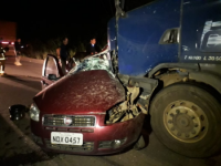 ACIDENTE NA BR - 364 ENVOLVENDO SIENA E CARRETA MATA PAI, M&Atilde;E E FILHA - Foto: PLANTAOCENTRAL
