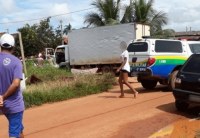 ACIDENTE COM CAMINH&Atilde;O MATA IRM&Atilde;OS DE 02 E 10 ANOS - Foto: TRIBUNA POPULAR