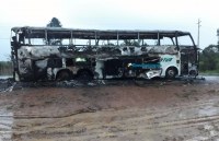 FOGO DESTR&Oacute;I &Ocirc;NIBUS DA EMPRESA EUCATUR - Foto: ASSESSORIA