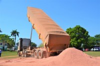 PARCERIA ENTRE GOVERNO E PREFEITURA LEVA TRANSPORTE GR&Aacute;TIS DE CALC&Aacute;RIO A AGRICULTORES DE ARIQUEMES - Foto: ASSESSORIA