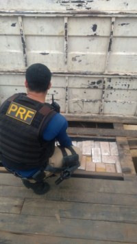 A&Ccedil;&Atilde;O CONJUNTA DA PRF E PF APREENDE CEM QUILOS DE COCA&Iacute;NA - Foto: rondoniagora