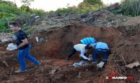 VEREADORES DESCOBREM REM&Eacute;DIOS ENTERRADOS EM TERRENO PR&Oacute;XIMO AO CEMIT&Eacute;RIO - Foto: COMANDO190