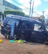 MOTORISTA PERDE O CONTROLE DO CARRO NA AVENIDA JARU EM ARIQUEMES, BATE EM &Aacute;RVORE E MORRE - Foto: EDIRCEU LIMA