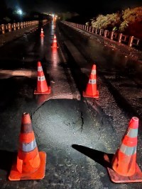 CHUVA ABRE BURACO NA CABECEIRA DA PONTE NA BR-364 PR&Oacute;XIMO A ARIQUEMES, RODOVIA PODE SER INTERDITADA - Foto: EDIRCEU LIMA
