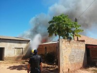INC&Ecirc;NDIO DESTR&Oacute;I CASA NO SET0R - 11 EM ARIQUEMES - Foto: YESMANIA
