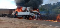 CARRETA E CAMINH&Atilde;O BATEM NA BR - 364 PR&Oacute;XIMO A ARIQUEMES E PEGAM FOGO, V&Iacute;DEOS - Foto: EDIRCEU LIMA