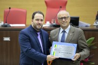 DEPUTADO ALEX REDANO ENTREGA T&Iacute;TULO DE CIDAD&Atilde;O HONOR&Iacute;FICO AO ADVOGADO RICARDO S&Aacute; - Foto: ASSESSORIA
