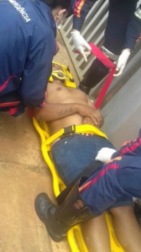 HOMEM &Eacute; ALVEJADO  DENTRO  DO SEU CARRO NA AVENIDA JAMARI EM ARIQUEMES - Foto: ARIQUEMES190