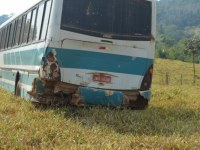 &Ocirc;NIBUS MATA AV&Oacute; E DEIXA NETOS FERIDOS PR&Oacute;XIMO A MACHADINHO DO OESTE - Foto: G-1