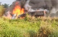 COLIS&Atilde;O FRONTAL NA BR - 364 ENTRE CARRETA E CAMINH&Atilde;O DEIXA UM MORTO,  FOTOS E V&Iacute;DEOS - Foto: EDIRCEU LIMA
